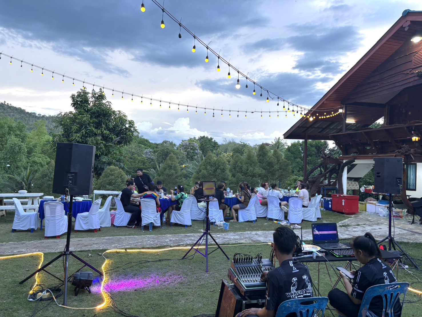 พักผ่อนริมน้ำ